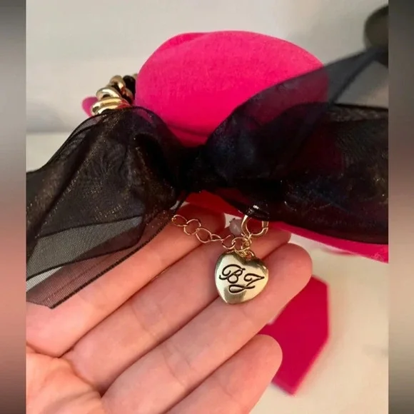 BETSEY JOHNSON One Love Open Frame Multi-Color Rainbow Heart Necklace NEW NWT - Picture 4 of 4